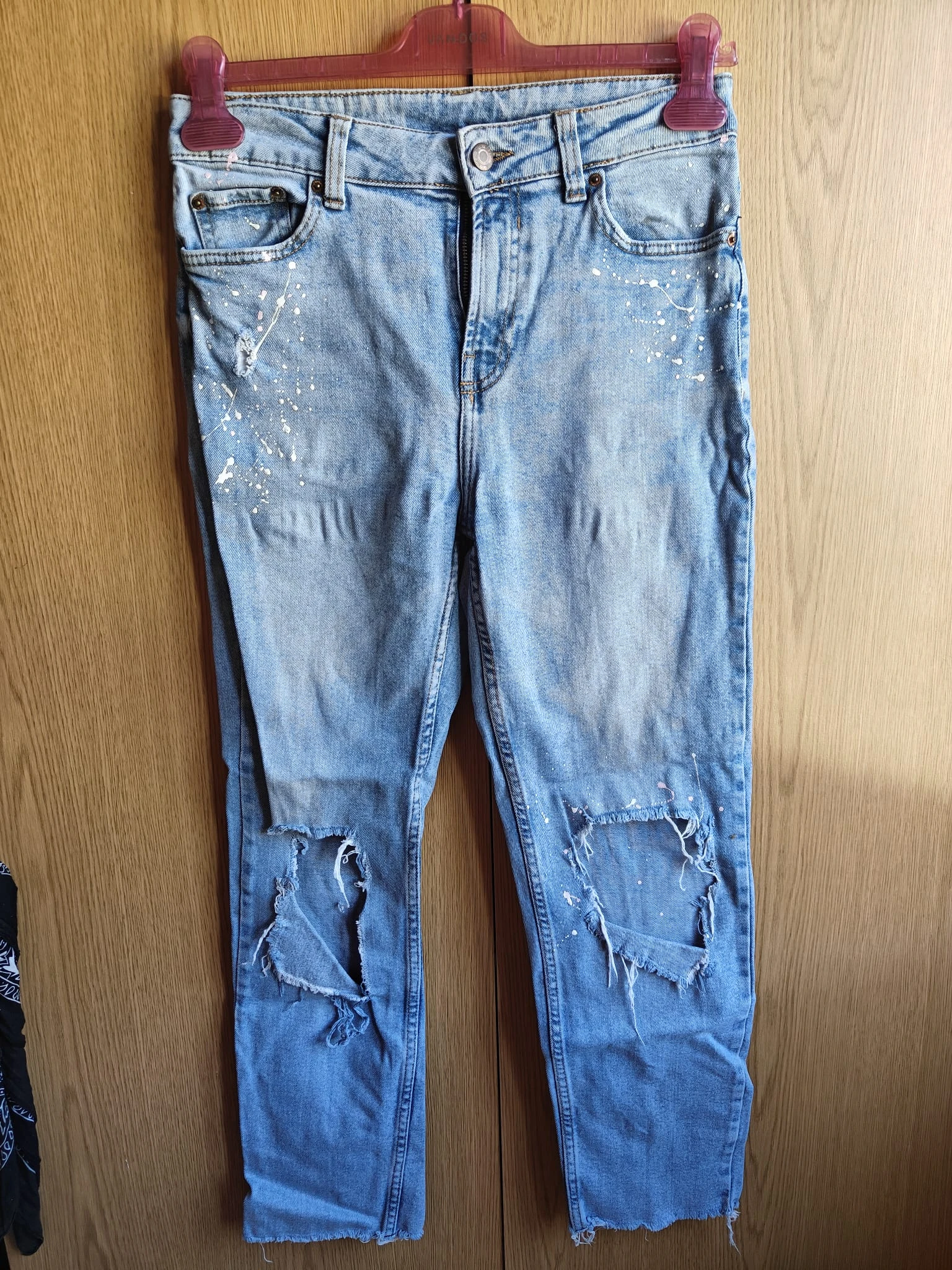 Calça de ganga com um design moderno e descontraído